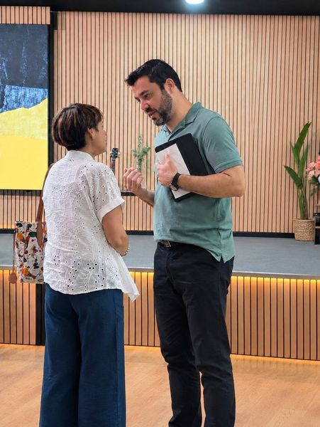 Federico conversando después de una charla