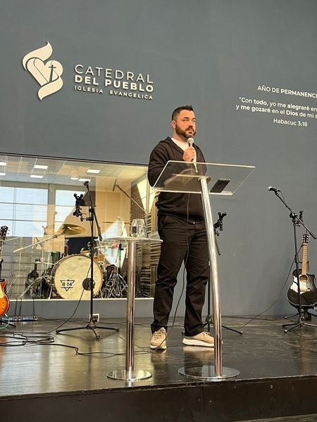Federico predicando en Catedral del Pueblo